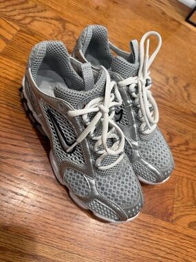 Nike ZOOM AIR Silver and White Mesh Athletic Sneakers